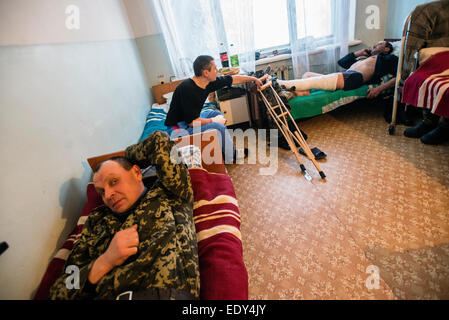 Krankenhaus in der Kurahove Stadt in ATO-Zone. Soldaten werden behandelt in Kurakhoves Klinik in Donezk, Ukraine Stockfoto