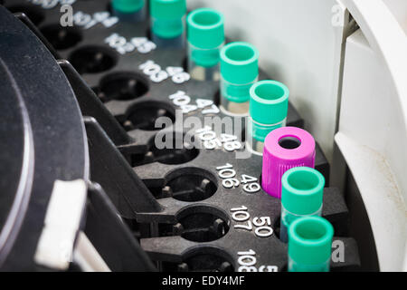 Spinner-Maschine (für Spin Reagenzglas) im Krankenhauslabor (Vignette) Stockfoto