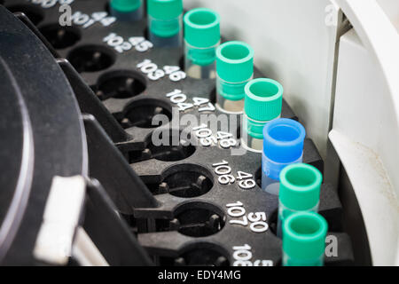 Spinner-Maschine (für Spin Reagenzglas) im Krankenhauslabor (Vignette) Stockfoto