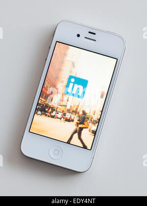 Der Homescreen und das Logo der LinkedIn mobile app auf einem weißen Apple iPhone 4. Stockfoto