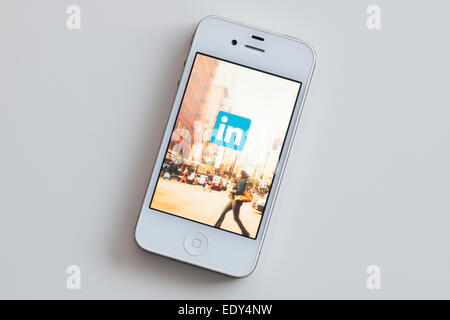 Der Homescreen und das Logo der LinkedIn mobile app auf einem weißen Apple iPhone 4. Stockfoto