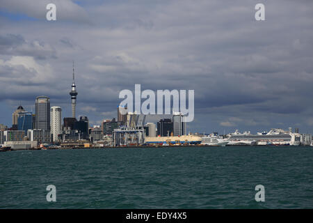 Auckland Hafen und Skyline, Diamond Princess Kreuzfahrtschiff und anderen Versand von Devenport Fähre, Neuseeland Stockfoto