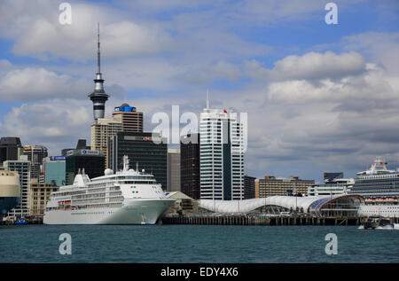 Auckland Hafen und Skyline, Diamond Princess Kreuzfahrtschiff und anderen Versand von Devenport Fähre, Neuseeland Stockfoto