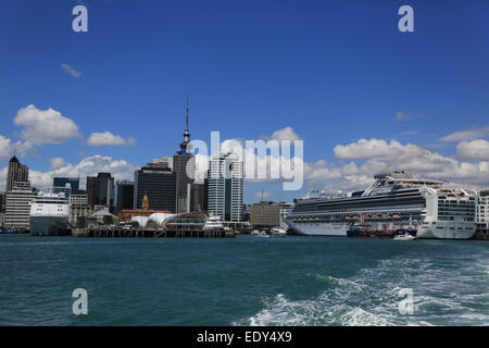 Auckland Hafen und Skyline, Diamond Princess Kreuzfahrtschiff und anderen Versand von Devenport Fähre, Neuseeland Stockfoto