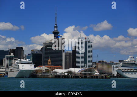 Auckland Hafen und Skyline, Diamond Princess Kreuzfahrtschiff und anderen Versand von Devenport Fähre, Neuseeland Stockfoto