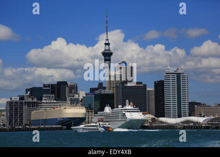 Auckland Hafen und die Skyline mit Schnellboot, Diamond Princess Kreuzfahrtschiff und anderen Versand von Devenport Fähre, Neuseeland Stockfoto