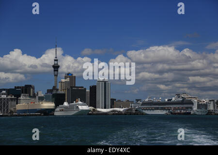 Auckland Hafen und die Skyline mit Diamond Princess cruise Schiff und andere Versand von Devonport Fähre, Nordinsel, Neuseeland Stockfoto