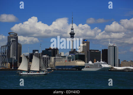 Auckland Hafen und die Skyline mit Segelboot, Diamond Princess Kreuzfahrtschiff und anderen Versand von Devenport Fähre, Neuseeland Stockfoto