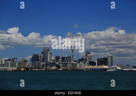 Auckland Hafen und Skyline, Diamond Princess Kreuzfahrtschiff und anderen Versand von Devenport Fähre, Neuseeland Stockfoto