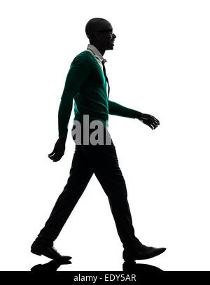 eine afrikanische schwarze Mann zu Fuß in Silhouette Studio auf weißem Hintergrund Stockfoto