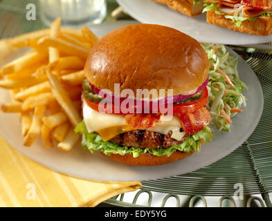 Bacon Cheeseburger mit Pommes frites Stockfoto