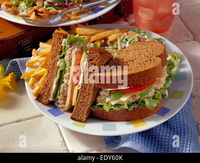 Huhn Thunfisch-Salat-Sandwich-Lunch mit Pommes frites Stockfoto