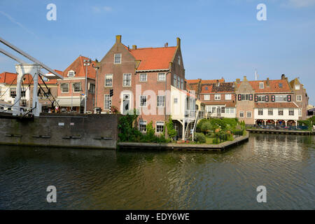 Klappbrücke (Zugbrücke) und Häuser im Hafen von Enkhuizen, Nord-Holland, Niederlande, Europa Stockfoto