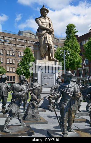 Statue von Rembrandt, umgeben von Figuren aus seinem Gemälde die Nachtwache, Rembrandtplein, Amsterdam, Nordholland, Niederlande Stockfoto