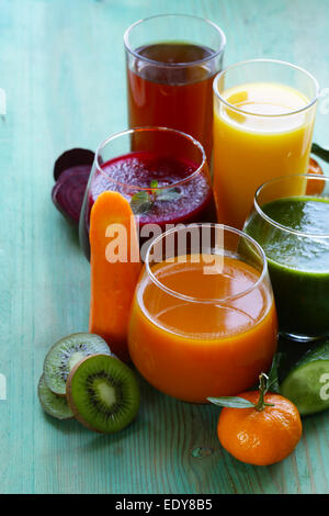 verschiedene frische Säfte aus Obst und Gemüse Stockfoto