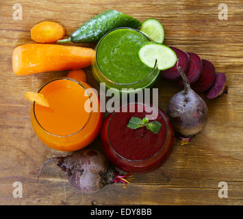 verschiedene frische Säfte aus Obst und Gemüse Stockfoto