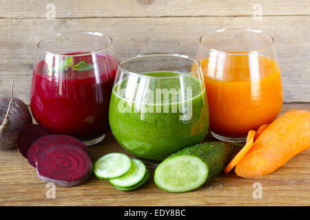 verschiedene frische Säfte aus Obst und Gemüse Stockfoto