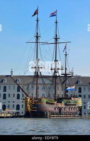 Replikat alte Segelschiff "Amsterdam" auf dem Display im Maritime Museum, Scheepvart Museum, Amsterdam, Holland, Niederlande, Europa Stockfoto