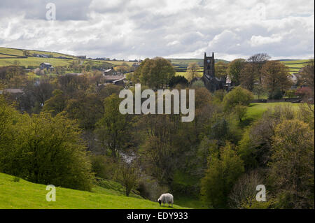 Sonnige hohe Blick über die Häuser, Kirche Turm & Stream im Cowling Dorf, eine kleine Gemeinde in der malerischen Landschaft - North Yorkshire, England, UK. Stockfoto