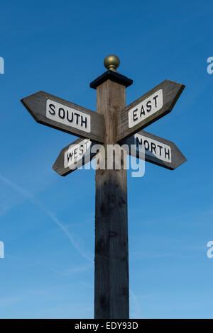 Wegweiser zeigen Richtungen Norden, Süden, Osten und Westen. Stockfoto