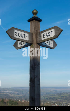 Wegweiser zeigen Richtungen Norden, Süden, Osten und Westen. Stockfoto