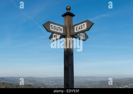 Wegweiser zeigen Richtungen Norden, Süden, Osten und Westen. Stockfoto