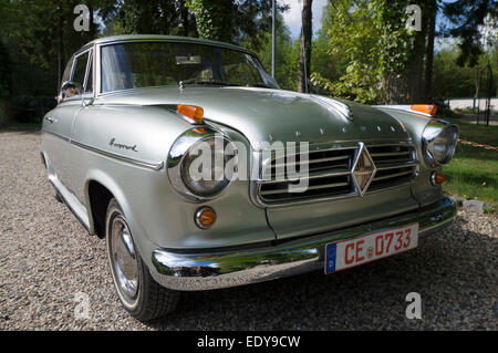 Borgward Isabella Oldtimer in unberührter Form, Parkplatz vor dem Isarhatsche Anwesen in Bispingen, Norddeutschland Stockfoto