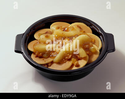 Pfannkuchen Apfel Mikrowelle Frühstück Schüssel auf weißem Hintergrund Stockfoto