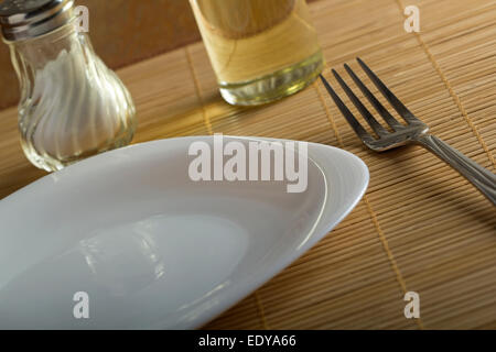 Nahaufnahme der Platte mit Gabel über Bambus Teppich Stockfoto