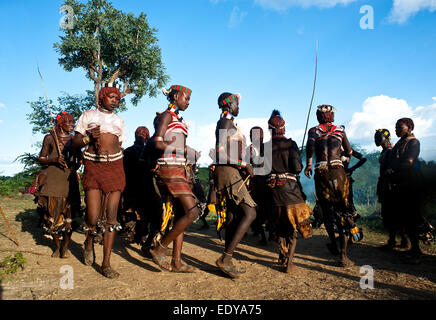 Frauen tanzen während eines Stammes, der Stier springen Zeremonie. Sie gehören zum Stamm Hamer. Der Tanz ist "Evengadi" genannt. Stockfoto