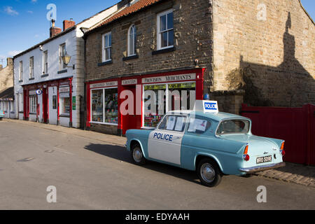 Großbritannien, England, Yorkshire, Goathland, Polizei Livree Ford Anglia in Aidensfield Läden, Herzschlag Drehort Stockfoto