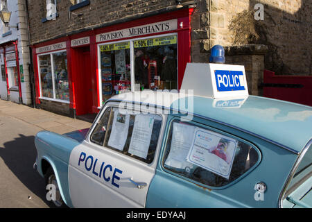 Großbritannien, England, Yorkshire, Goathland, Polizei Livree Ford Anglia in Aidensfield Läden, Herzschlag Drehort Stockfoto