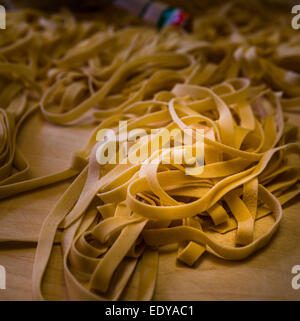 Bandnudeln oder Tagliatelle schneiden bereit, Kochen Stockfoto