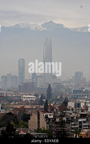 Der Torre Gran Costanera, das höchste Gebäude in Lateinamerika in Santiago, Chile. Die Anden im Hintergrund zu sehen. Stockfoto