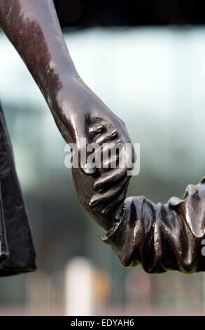 Detail der Skulptur "A Real Birmingham Familie" von Gillian Wearing, Birmingham, UK Stockfoto