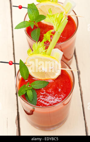 frischer Saft Gazpacho Tomatensuppe auf ein Glas über weiße Holz Tisch Stockfoto