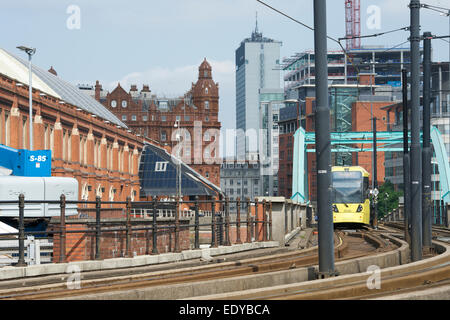 Die Straßenbahn vorbei am Deansgate Manchester Central Convention Complex. Stockfoto