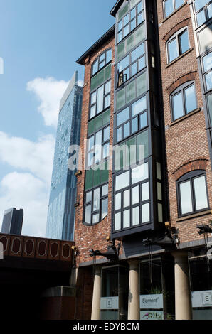 Mehrfamilienhaus in Bridgewater Kanals an mit dem Beetham Tower hinter Manchester Deansgate. Stockfoto