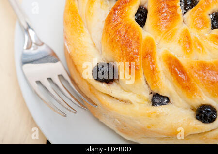 frisch nach Hause gebackenen Blaubeeren Brot Kuchen Dessert über weiße Holz Tisch Stockfoto