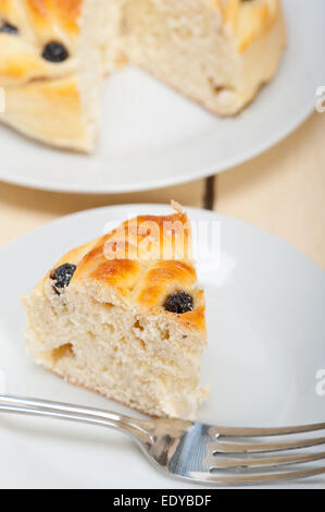 frisch nach Hause gebackenen Blaubeeren Brot Kuchen Dessert über weiße Holz Tisch Stockfoto