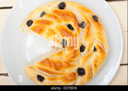 frisch nach Hause gebackenen Blaubeeren Brot Kuchen Dessert über weiße Holz Tisch Stockfoto