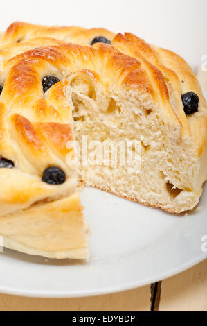 frisch nach Hause gebackenen Blaubeeren Brot Kuchen Dessert über weiße Holz Tisch Stockfoto