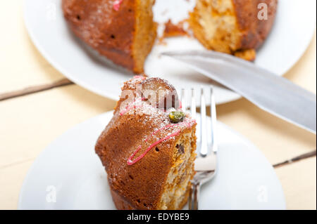 frische Kastanien-Kuchen-Brot-Nachtisch mit Mandeln und Pistazien an der Spitze Stockfoto