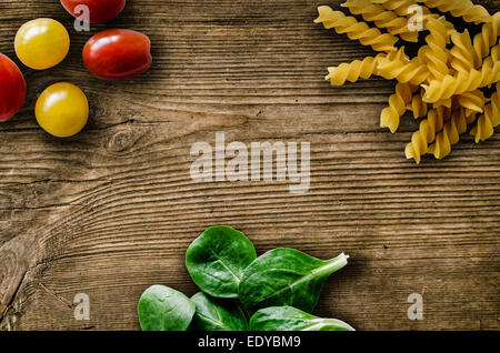 Pasta Salatblätter und Cherry-Tomaten auf einem rustikalen Holztisch Stockfoto