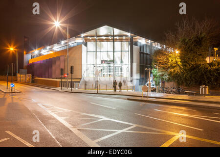 Northampton, UK. 12. Januar 2015. 12. Januar 2015, Northampton UK Die überfällige £20m Northampton Bahnhof betrieben von London Midland eröffnet heute Morgen um 04:00, Bahnhof ein paar Eröffnung Verzögerungen aufgrund von vertraglichen und Hängenbleiben Probleme, der Umbau begann im August 2013 hatte.  Der Neubau der Station führte durch eine Partnerschaft zwischen Network Rail, Northamptonshire Grafschaftsrat und Northampton Borough Council Credit: Keith J Smith. / Alamy Live News Stockfoto