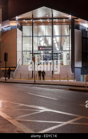 Northampton, UK. 12. Januar 2015. 12. Januar 2015, Northampton UK Die überfällige £20m Northampton Bahnhof betrieben von London Midland eröffnet heute Morgen um 04:00, Bahnhof ein paar Eröffnung Verzögerungen aufgrund von vertraglichen und Hängenbleiben Probleme, der Umbau begann im August 2013 hatte.  Der Neubau der Station führte durch eine Partnerschaft zwischen Network Rail, Northamptonshire Grafschaftsrat und Northampton Borough Council Credit: Keith J Smith. / Alamy Live News Stockfoto