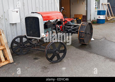 Roter und schwarzer Traktor mit Stahlrädern für weiches Gelände Stockfoto