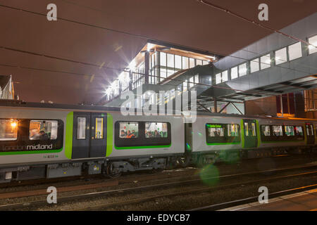 Northampton, UK. 12. Januar 2015. 12. Januar 2015, Northampton UK Die überfällige £20m Northampton Bahnhof betrieben von London Midland eröffnet heute Morgen um 04:00, Bahnhof ein paar Eröffnung Verzögerungen aufgrund von vertraglichen und Hängenbleiben Probleme, der Umbau begann im August 2013 hatte.  Der Neubau der Station führte durch eine Partnerschaft zwischen Network Rail, Northamptonshire Grafschaftsrat und Northampton Borough Council Credit: Keith J Smith. / Alamy Live News Stockfoto