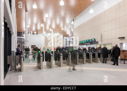 Northampton, UK. 12. Januar 2015. 12. Januar 2015, Northampton UK Die überfällige £20m Northampton Bahnhof betrieben von London Midland eröffnet heute Morgen um 04:00, Bahnhof ein paar Eröffnung Verzögerungen aufgrund von vertraglichen und Hängenbleiben Probleme, der Umbau begann im August 2013 hatte.  Der Neubau der Station führte durch eine Partnerschaft zwischen Network Rail, Northamptonshire Grafschaftsrat und Northampton Borough Council Credit: Keith J Smith. / Alamy Live News Stockfoto