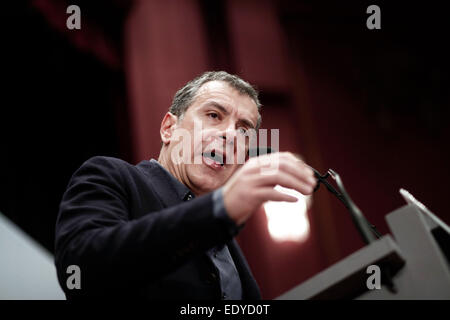 Thessaloniki, Griechenland. 11. Januar 2015. Der Führer der Partei ", Potami", spricht Stavros Theodorakis Unterstützer während einer Wahlkampf-Kundgebung in Thessaloniki. Griechenland geht an die Urnen für die Parlamentswahlen am 25. Januar. Der Führer der Partei ", Potami" adressiert Stavros Theodorakis Unterstützer im Olympion Kino während einer Wahlkampf-Kundgebung in Thessaloniki. Laut Meinungsumfragen ist ", Potami" an dritter Stelle weniger als drei Wochen vor den Wahlen. Bildnachweis: Konstantinos Tsakalidis/Alamy Live-Nachrichten Stockfoto